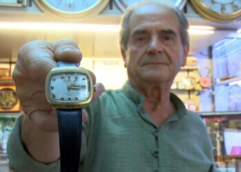 Parçaları tamirde kullanılmak için ayrılan yarım asırlık saat, bin 500 dolardan vitrine çıktı