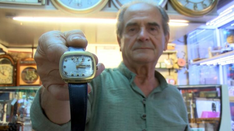 Parçaları tamirde kullanılmak için ayrılan yarım asırlık saat, bin 500 dolardan vitrine çıktı