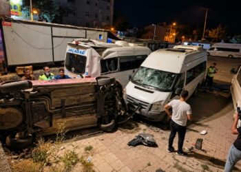 Otomobil otoparka uçtu, sürücü yaralandı