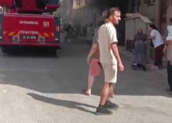 Kartal’da 2 katlı binada çıkan yangında mahsur kalan 2 kişi kurtarıldı