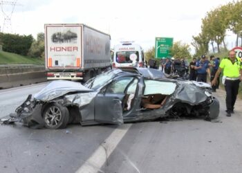 Sancaktepe'de hafif ticari araçla çarpışan otomobilin sürücüsü ağır yaralandı
