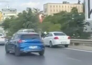 Pendik'te otomobilin çarptığı motosiklet sürücüsü yaralandı; kaza kamerada