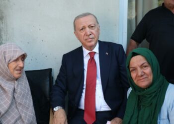 Cumhurbaşkanı Erdoğan, Rize'de komşularını ziyaret etti