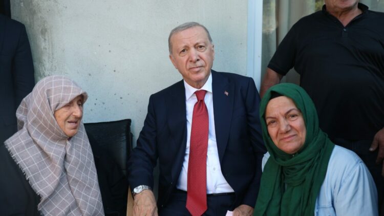 Cumhurbaşkanı Erdoğan, Rize'de komşularını ziyaret etti