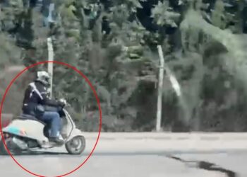 Motosikletiyle ters yönde ilerleyip trafiği tehlikeye attığı anlar kamerada