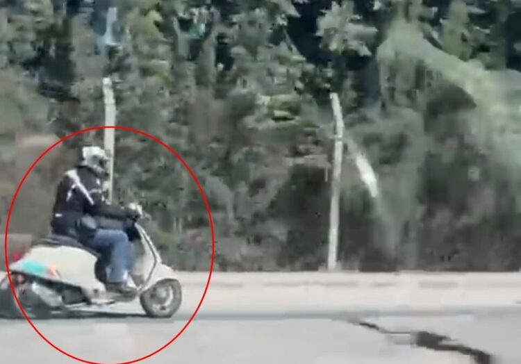 Motosikletiyle ters yönde ilerleyip trafiği tehlikeye attığı anlar kamerada