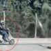 Motosikletiyle ters yönde ilerleyip trafiği tehlikeye attığı anlar kamerada