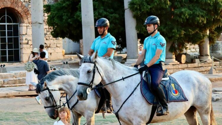 İzmir'de 12 ilçede atlı jandarma birlikleri görev yapıyor