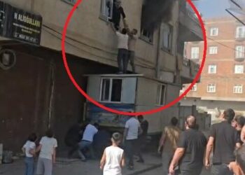 Yangında mahsur kalan kadını konteynerin üzerine çıkarak kurtardılar