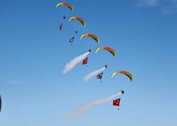 İzmir'deki havacılık festivalinde gökyüzünde Türk bayrağı ve Atatürk posteri açıldı
