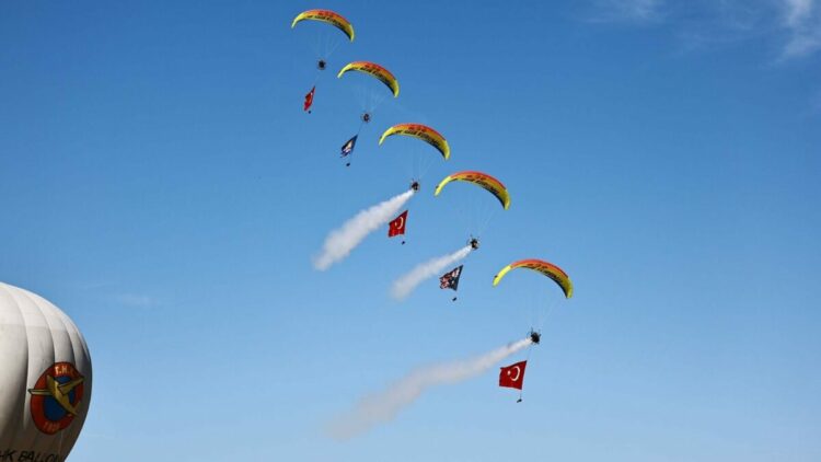 İzmir'deki havacılık festivalinde gökyüzünde Türk bayrağı ve Atatürk posteri açıldı