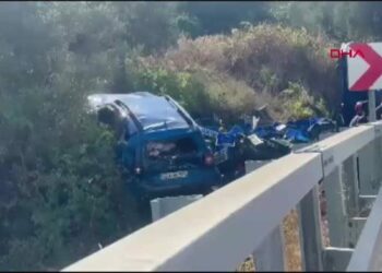 Sürücüsünün virajı alamadığı kamyon yol kenarındaki otomobile çarptı; 1 ölü, 1 yaralı