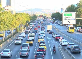 İstanbul'da yeni eğitim öğretin döneminin ilk günü trafik yoğunluğu oluştu -2 / Aktüel görüntü