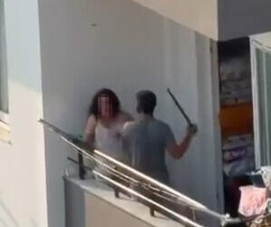 Balkonda tartıştığı kadını sopayla dövdü