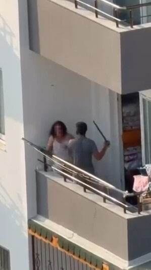 Balkonda tartıştığı kadını sopayla dövdü