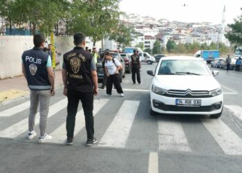 Esenyurt’ta okul önlerinde dron destekli denetim