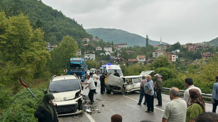 Otomobil ve hafif ticari araç çarpıştı: 1'i bebek, 7 yaralı
