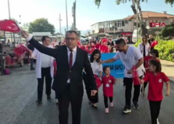 Yeni eğitim öğretim yılı bandolu yürüyüşle başladı