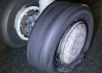 İstanbul Havalimanı'nda 2 lastiği patlayan uçağın pilotu taksi yolunda bekledi