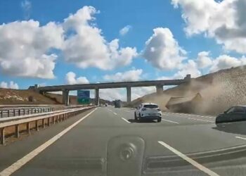 Arnavutköy’de TIR’dan ayrılan dorse şarampole devrildi