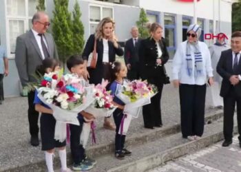 Samsun'un Canik ilçesinde okula başlayan tüm öğrencilere çanta ve kırtasiye seti hediye edildi