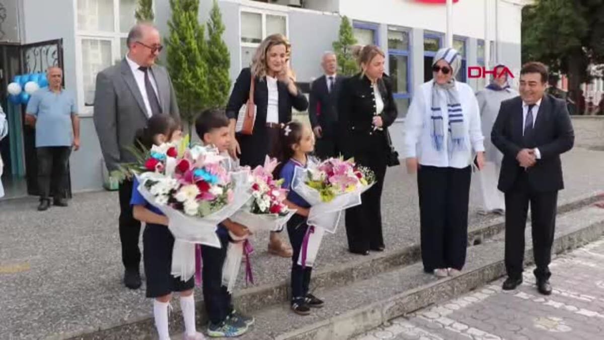 Samsun'un Canik ilçesinde okula başlayan tüm öğrencilere çanta ve kırtasiye seti hediye edildi