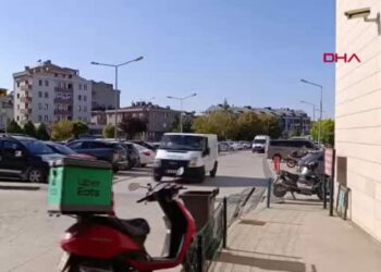 İnegöl'de otomobil bariyerlere çarptı: 2 yaralı