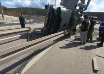 Devrilen beton mikserinin sürücüsü yaralandı