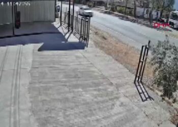 Kaldırıma çarpıp ters dönen otomobildeki baba oğul yaralandı