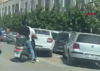 Sokakta taşlı sopalı kavga; 3 yaralı