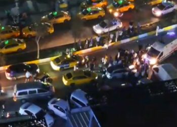 Esenyurt'ta trafikteki 2 sürücünün kavgası kamerada