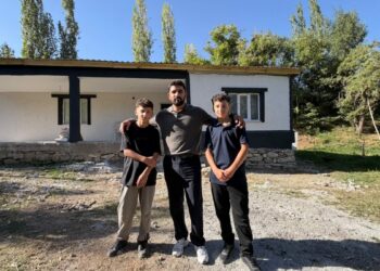 Yarım kalan evlerinde ders çalışıp fen lisesini kazanan ikizler, yeni yuvalarına kavuştu