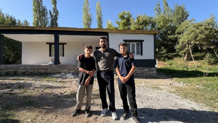 Yarım kalan evlerinde ders çalışıp fen lisesini kazanan ikizler, yeni yuvalarına kavuştu