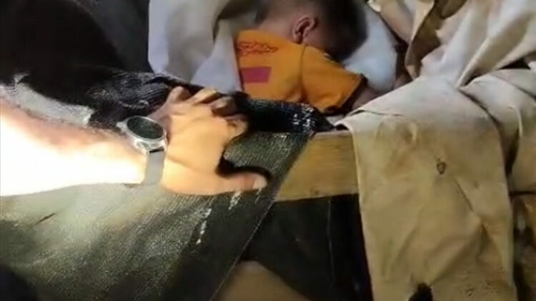 Kaybolan 6 yaşındaki Bünyamin, tahta paletler üzerinde uyurken bulundu