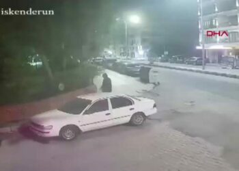 Aranan hükümlü, baskına gelen polisleri görünce balkondan kaçmaya çalıştı