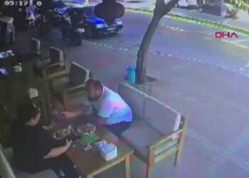 Kafede oturanlara hafif ticari araç çarptı; 1 yaralı