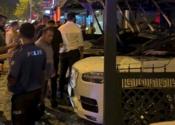 Suç örgütü adına oto galeriyi kundaklayan 3 kişiye gözaltı