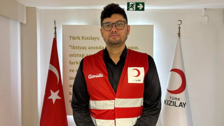Pakistan'daki afette yardım aldığı Türk Kızılay'ın 17 yıl sonra gönüllüsü oldu
