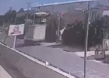 Silivri'de sürücüsünün hakimiyetini kaybettiği otomobil takla attı; kaza kamerada