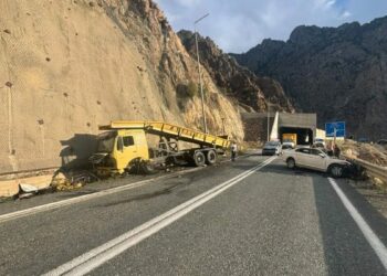 Otomobil ile kamyon kafa kafaya çarpıştı; 1 ölü