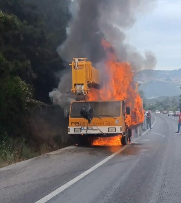 İş makinesi alev alev yandı