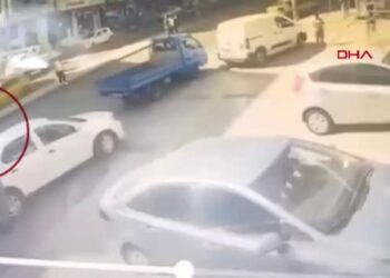Açtığı kamyonetin kapısı bisikletliye çarptı