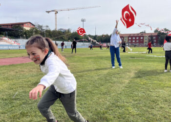 Edirne’de çocuklar, Gazze’de barış için uçurtma uçurdu
