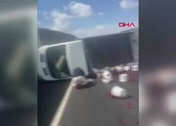 Adana’da salça yüklü kamyonet devrildi