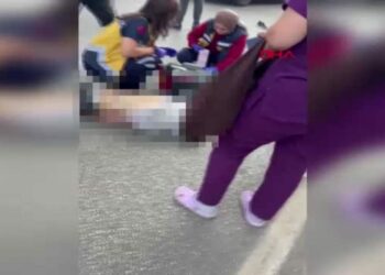 Yaya üst geçidinden caddeye düştü, minibüs çarpınca hayatını kaybetti