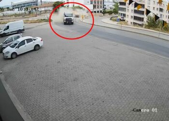 Hafriyat kamyonu karşı yöne geçip kamyon ile istinat duvarına çarptı; kaza kamerada