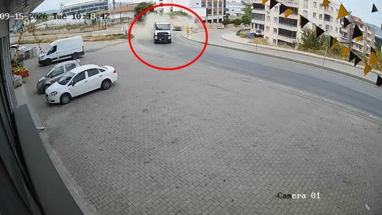 Hafriyat kamyonu karşı yöne geçip kamyon ile istinat duvarına çarptı; kaza kamerada