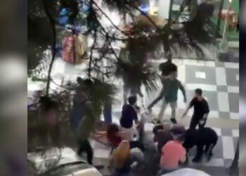 Döner bıçaklı kavga kamerada: 2 yaralı