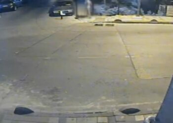 Bağcılar'da sokakta çıplak dolaşan kişi gözaltına alındı