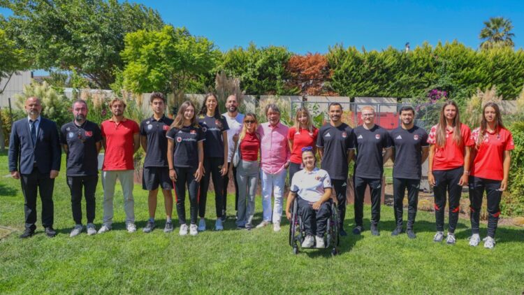 Göztepeli milli sporcular Onursal Başkan Mehmet Sepil'le buluştu